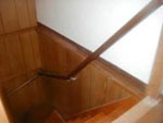 階段の手摺は勾配が変わっても連続するようにしました。