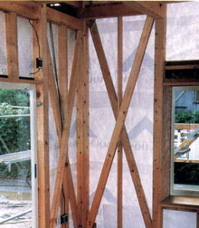 耐力壁の種類には、柱と柱の間に斜めにスジカイと呼ばれる木材を入れる、柱と柱の表面に合板などの面材を張るなどの方法があり、それぞれの部材の寸法や工法により耐力壁としての壁倍率数値が異なります。